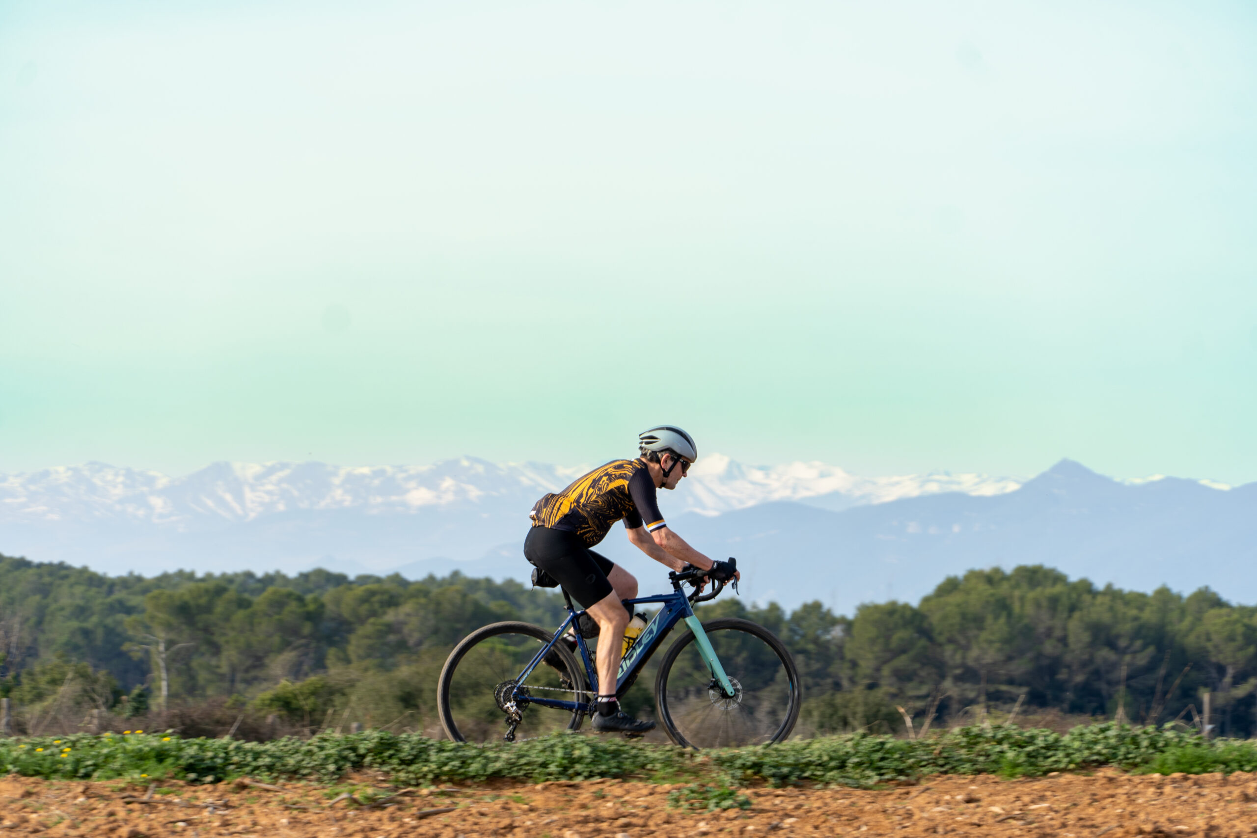Fietser in Catalunya met bergen op de achtergrond
