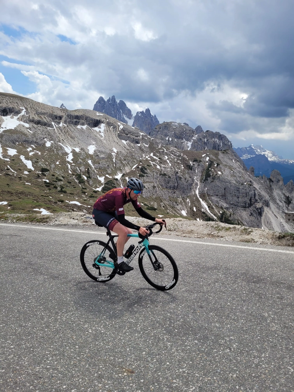 Fietser op een klim in de Dolomieten Fietser op een klim in de Dolomieten