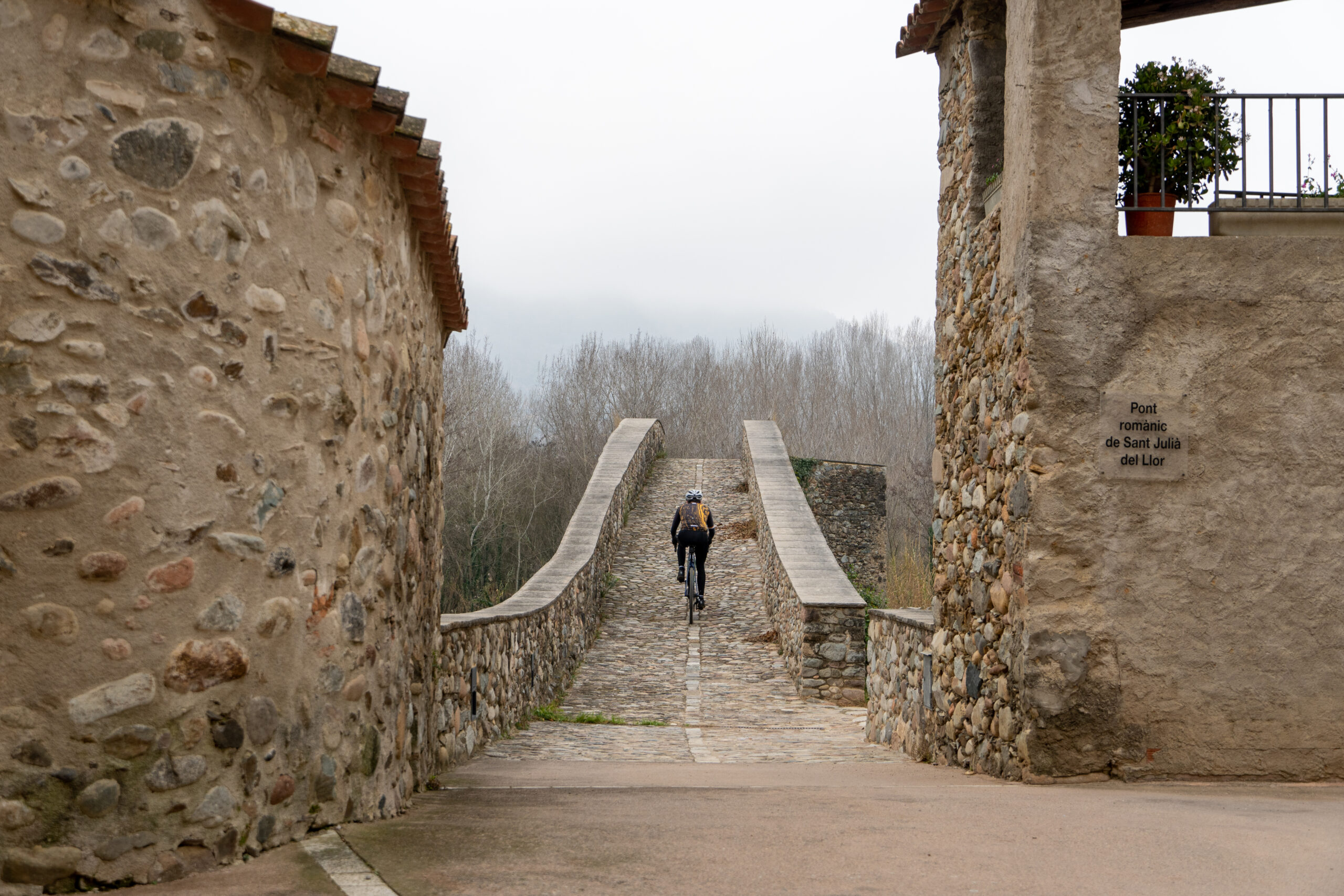 Fietser op brug bij Girona